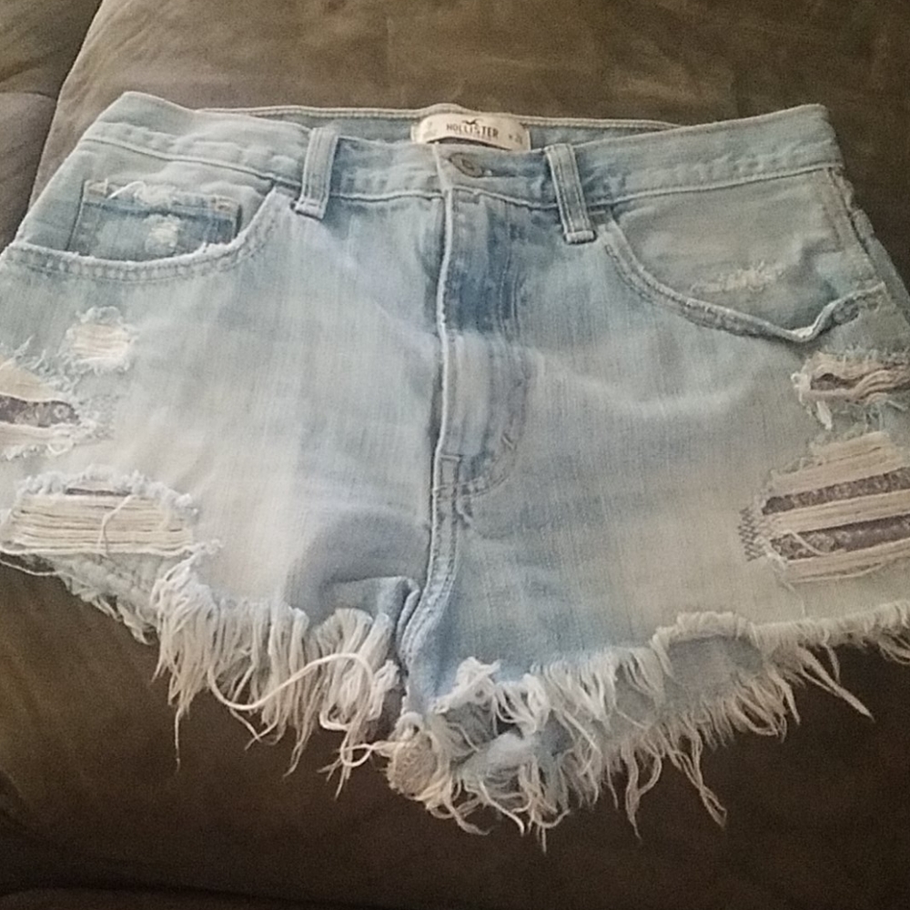 Cute ripped Hollister denim shorts EUC